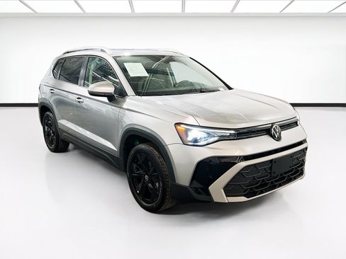 Used 2025 Volkswagen Taos SE w/ Panoramic Sunroof Package FWD image 3