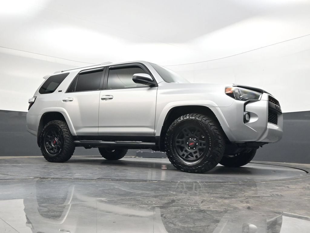 Used 2017 Toyota 4Runner SR5 AWD/4WD image 25