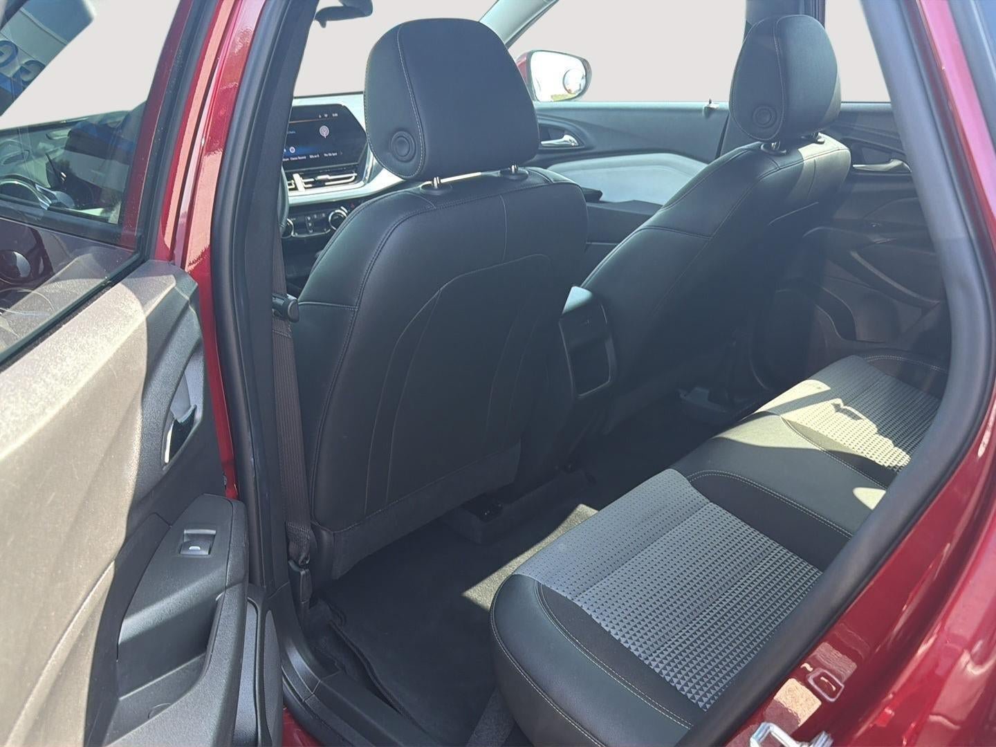 Used 2025 Chevrolet Trax LT w/ LT Convenience Package FWD image 9