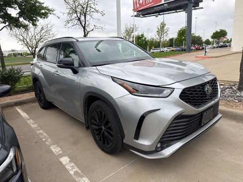 Used 2024 Toyota Highlander XSE image 2