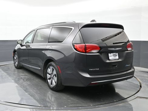 Used 2018 Chrysler Pacifica Limited w/ Advanced Safetytec Group FWD image 2