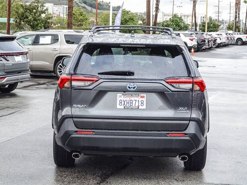 Used 2021 Toyota RAV4 XLE Premium image 5