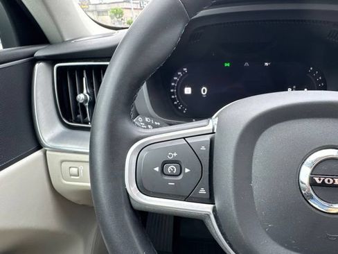 Used 2022 Volvo XC60 B5 Momentum AWD/4WD image 16
