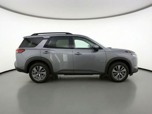 Used 2025 Nissan Pathfinder SV image 11