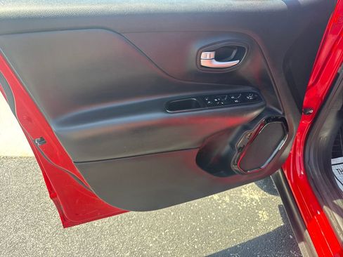 Used 2018 Jeep Renegade Altitude AWD/4WD image 29