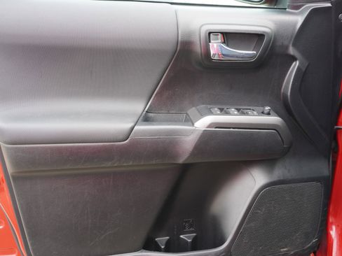 Used 2022 Toyota Tacoma TRD Off-Road w/ Technology Package image 20