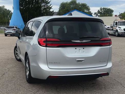 Used 2024 Chrysler Pacifica Limited FWD image 7