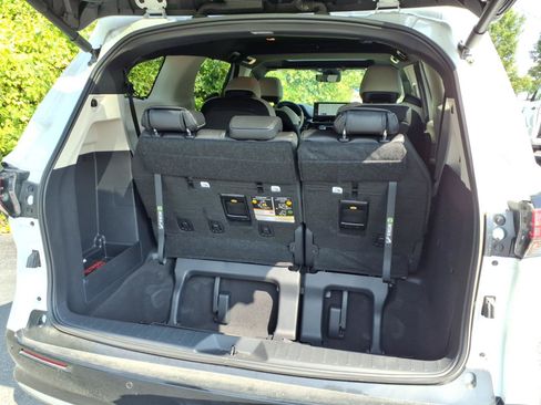Used 2026 Toyota Sienna Limited FWD image 5