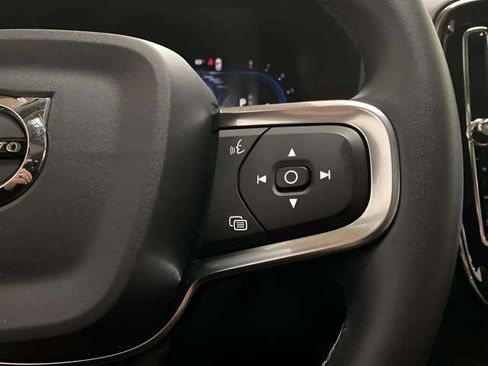 Used 2025 Volvo XC40 B5 Core image 71