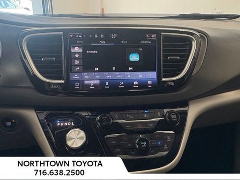 Used 2024 Chrysler Pacifica Touring-L FWD image 19