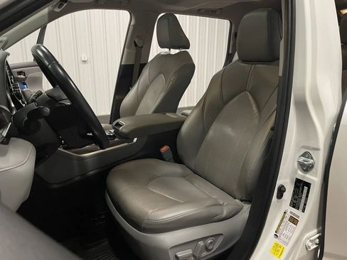 Used 2020 Toyota Highlander Limited image 37