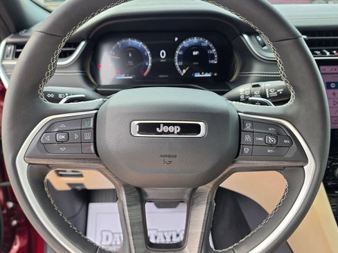 Used 2025 Jeep Grand Cherokee Limited AWD/4WD image 16