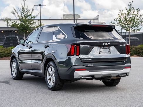 Used 2024 Kia Sorento LX FWD image 5