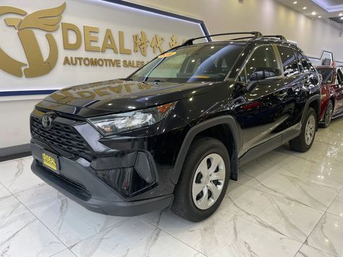 Used 2021 Toyota RAV4 LE AWD/4WD image 4