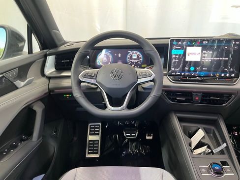 New 2025 Volkswagen Tiguan SE R-Line image 17