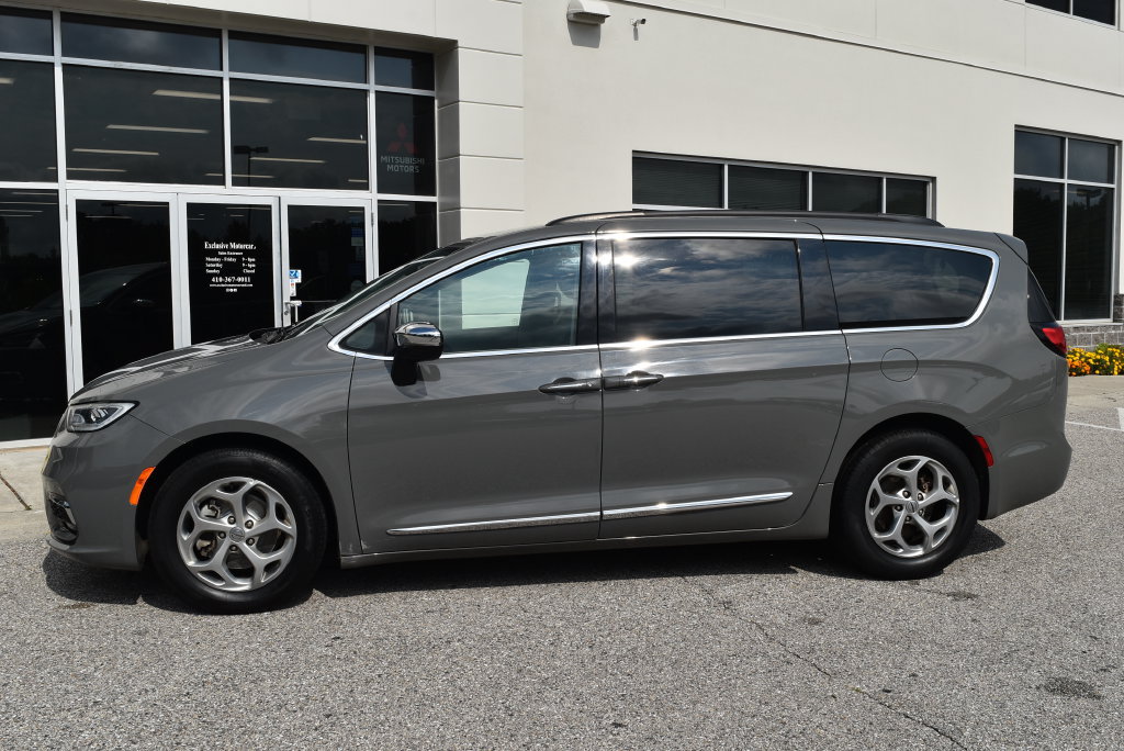 Used 2023 Chrysler Pacifica Limited FWD image 4