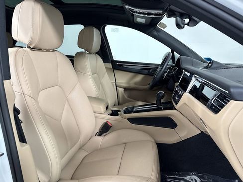 Certified 2025 Porsche Macan image 24