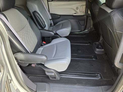 Used 2022 Toyota Sienna XLE image 19