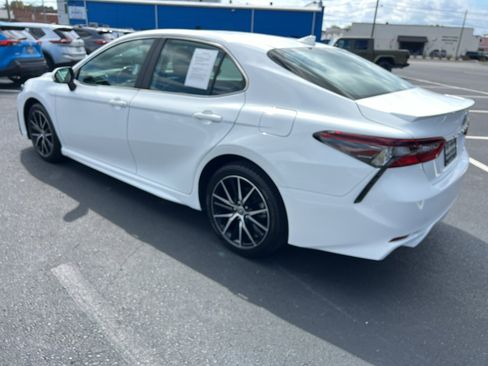 Used 2024 Toyota Camry SE image 11