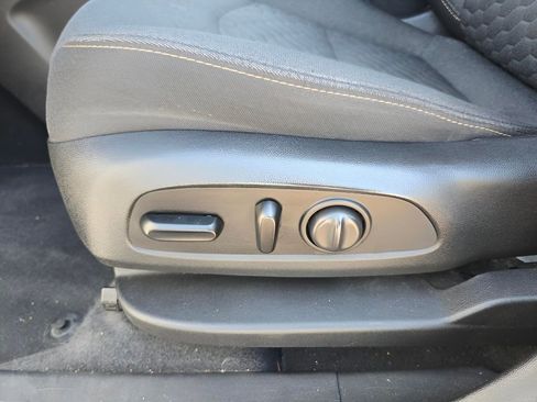 Used 2020 Chevrolet Equinox LT w/ Driver Convenience Package image 16