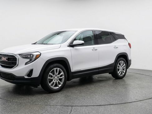 Used 2024 GMC Terrain SLT image 3