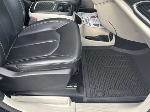 Used 2023 Chrysler Pacifica Touring-L FWD image 22