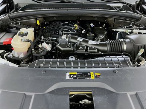 Used 2023 Jeep Grand Cherokee Limited w/ Luxury Tech Group II image 32