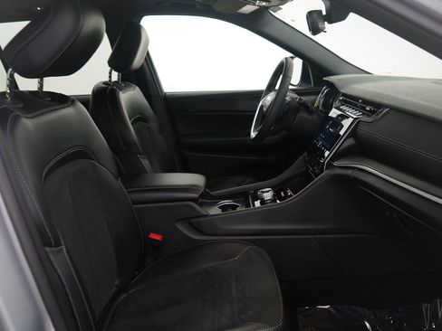 Used 2024 Jeep Grand Cherokee Altitude image 11