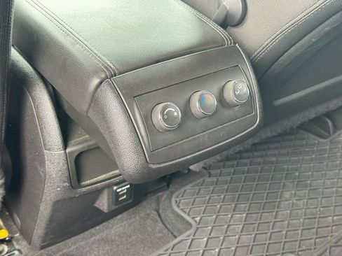 Used 2015 GMC Acadia SLE image 13