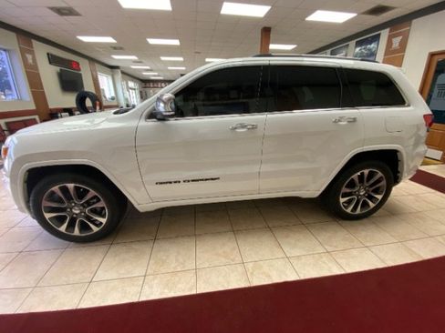 Used 2017 Jeep Grand Cherokee Overland image 2