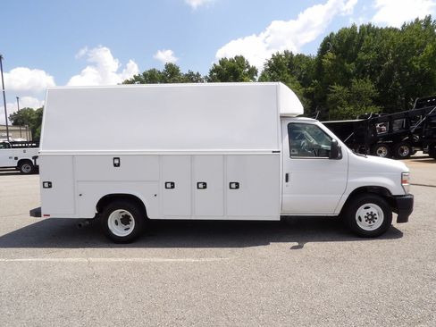 Used 2024 Ford E-350 and Econoline 350 Super Duty w/ Driver's Safety Package RWD image 9