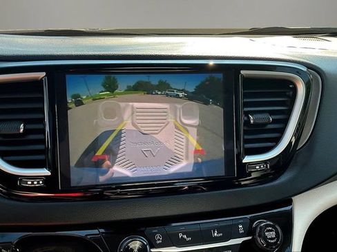 Used 2024 Chrysler Pacifica Touring-L FWD image 16