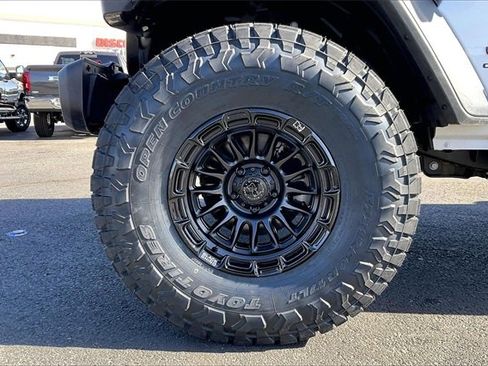 Used 2024 Jeep Gladiator Rubicon w/ Convenience Group image 8