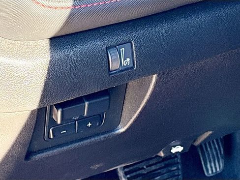 Used 2024 Chevrolet Colorado Z71 w/ Z71 Convenience Package 2 image 10