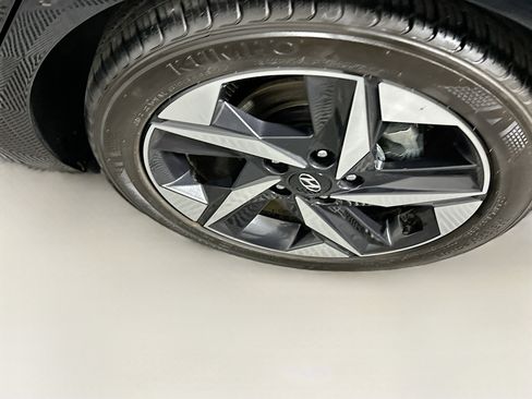Used 2023 Hyundai Elantra Limited image 11