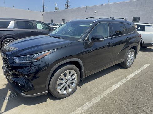 Used 2023 Toyota Highlander Limited FWD image 2