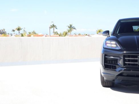 New 2026 Porsche Cayenne Coupe AWD/4WD image 12