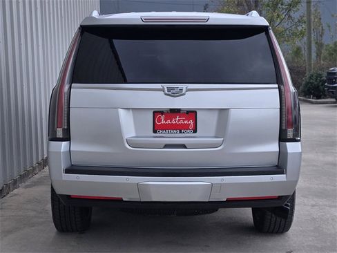 Used 2017 Cadillac Escalade Luxury image 9
