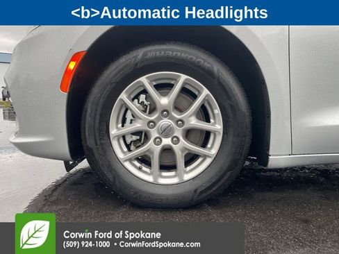 Used 2024 Chrysler Pacifica Touring-L image 9