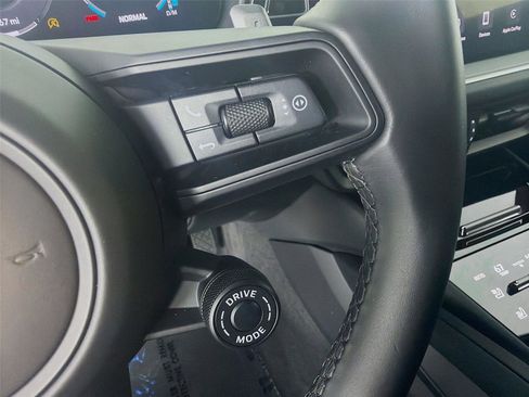 Certified 2025 Porsche Cayenne image 14