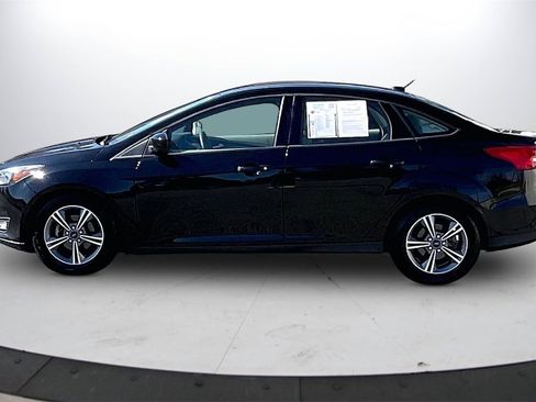 Used 2018 Ford Focus SE w/ SE Appearance Package image 6