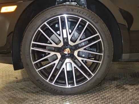 Certified 2025 Porsche Macan image 13