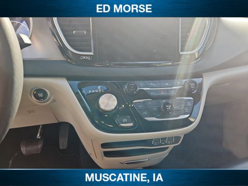 Used 2023 Chrysler Pacifica Touring-L image 15