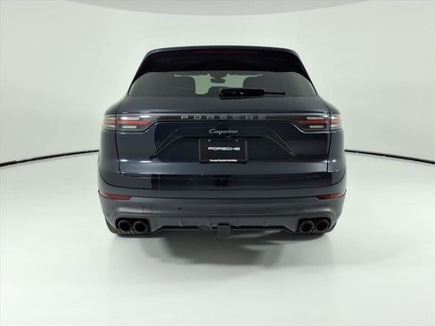 Certified 2023 Porsche Cayenne Platinum Edition image 4