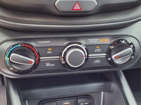 Used 2025 Kia Soul LX w/ LX Technology Package FWD image 12