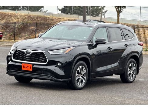 Used 2024 Toyota Highlander XLE image 10