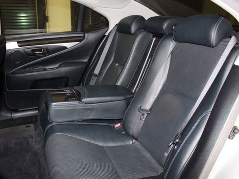 Used 2013 Lexus LS 460 AWD w/ Comfort Pkg image 40