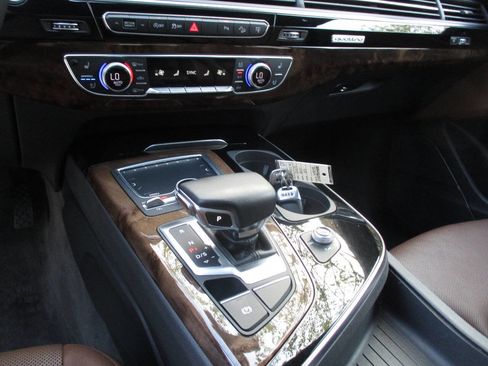 Used 2017 Audi Q7 3.0T Prestige w/ Prestige Package image 36