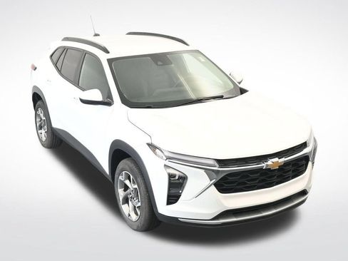 Used 2025 Chevrolet Trax LT w/ LT Convenience Package FWD image 26