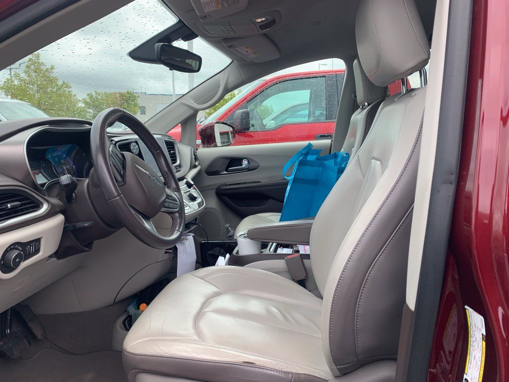 Used 2017 Chrysler Pacifica Touring-L FWD image 10
